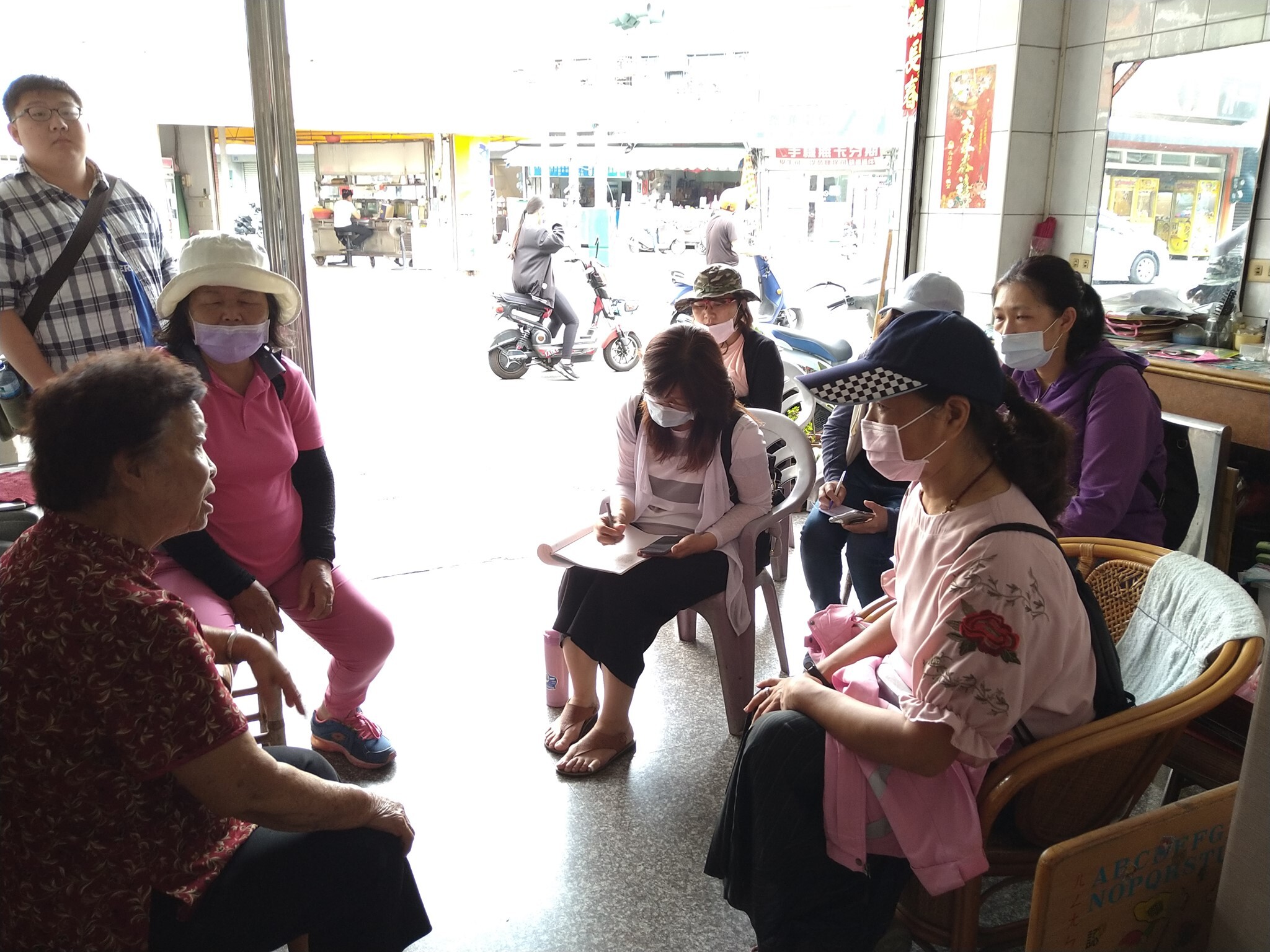 退休的白髮阿嬤眉飛色舞談著過往,30歲才跟著公公學理髮,守著店守著一家子,一輩子守著公公傳承下來的理髮店卻甘之如飴。