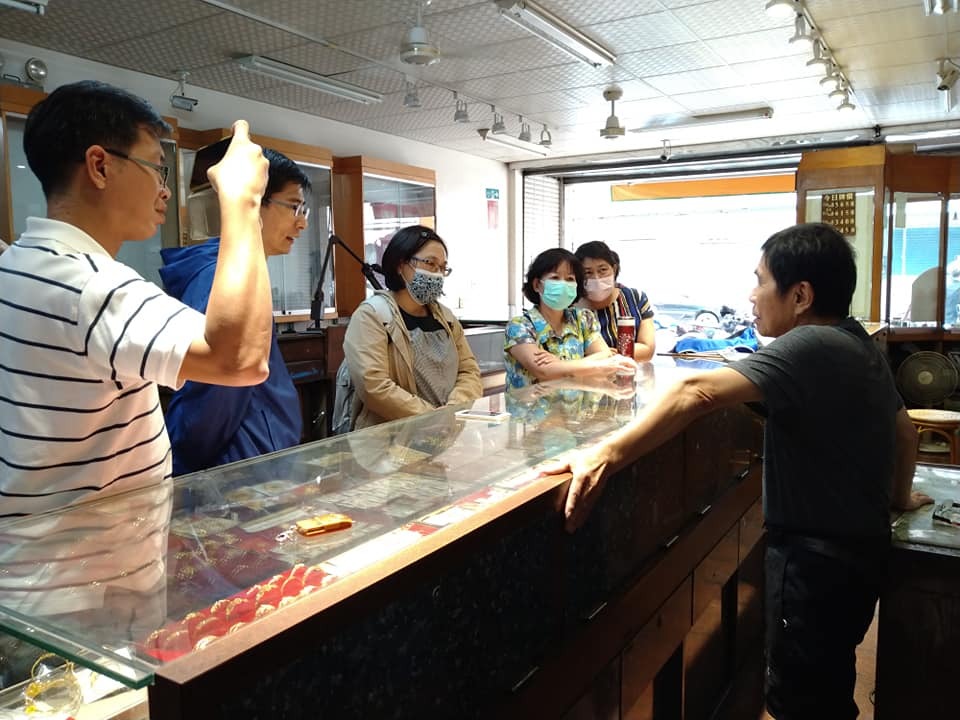總裁的銀樓，哈哈！就是忠財銀樓啦！學生們還真以為是總裁開得店呢！自己店家的記號就刻在金飾裡頭，只要是自己店家物件，顧客回售絕不扣重量。
