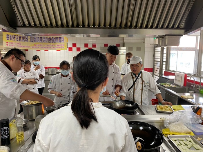 餐旅系學生試作農食料理