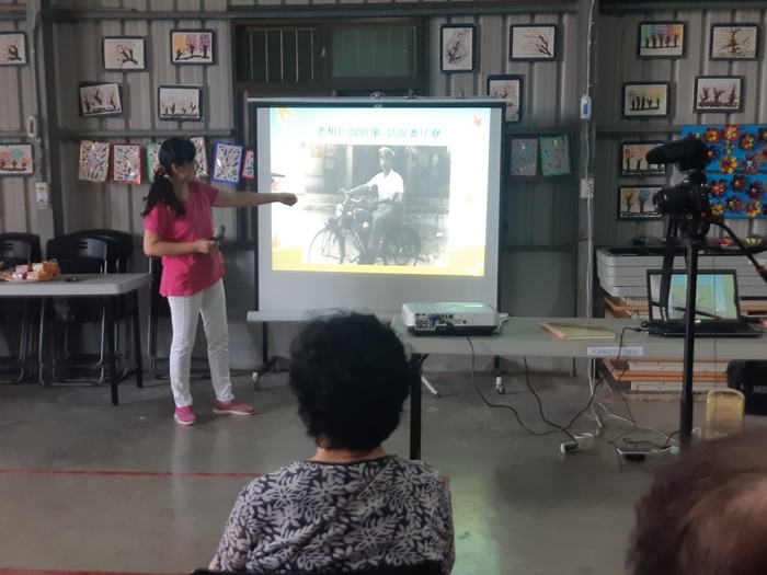 講師引導大家回想與討論過往年代建築