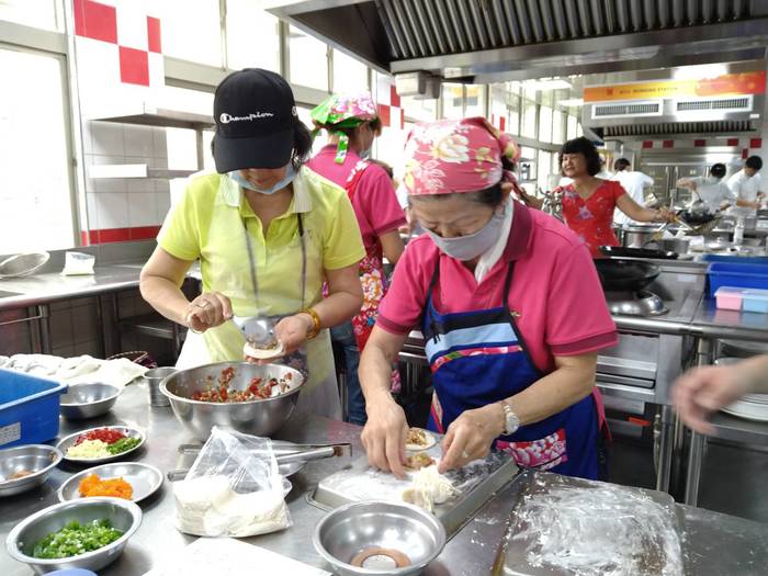 社區婦女齊力包餃子