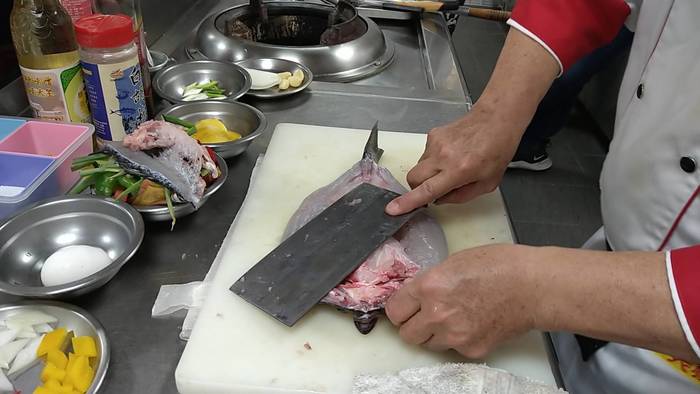 業師教導如何製作松鼠魚