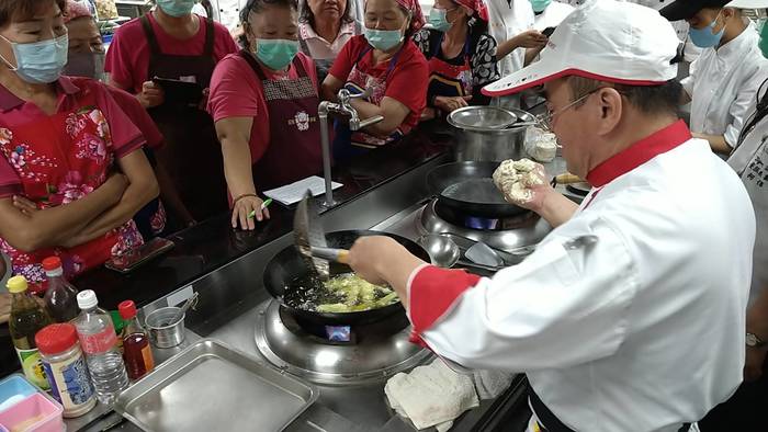 業師教導學員分辨烹煮炸物下鍋最佳油溫時間